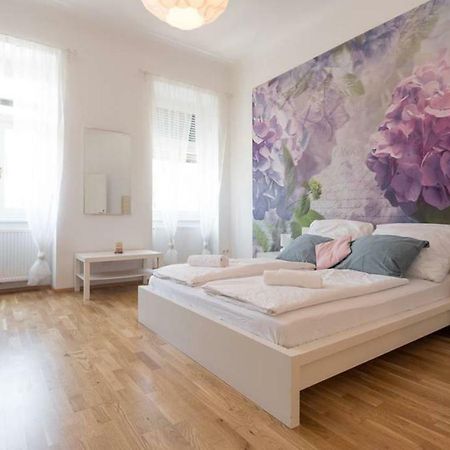 Spacious Vienna Central Station Residence Bagian luar foto